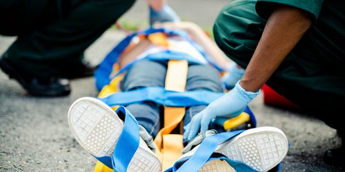 Copia de paramedic-team-rescuing-young-critical-patient