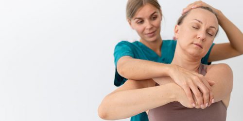 Copia-de-physiotherapist-helping-patient-her-clinic